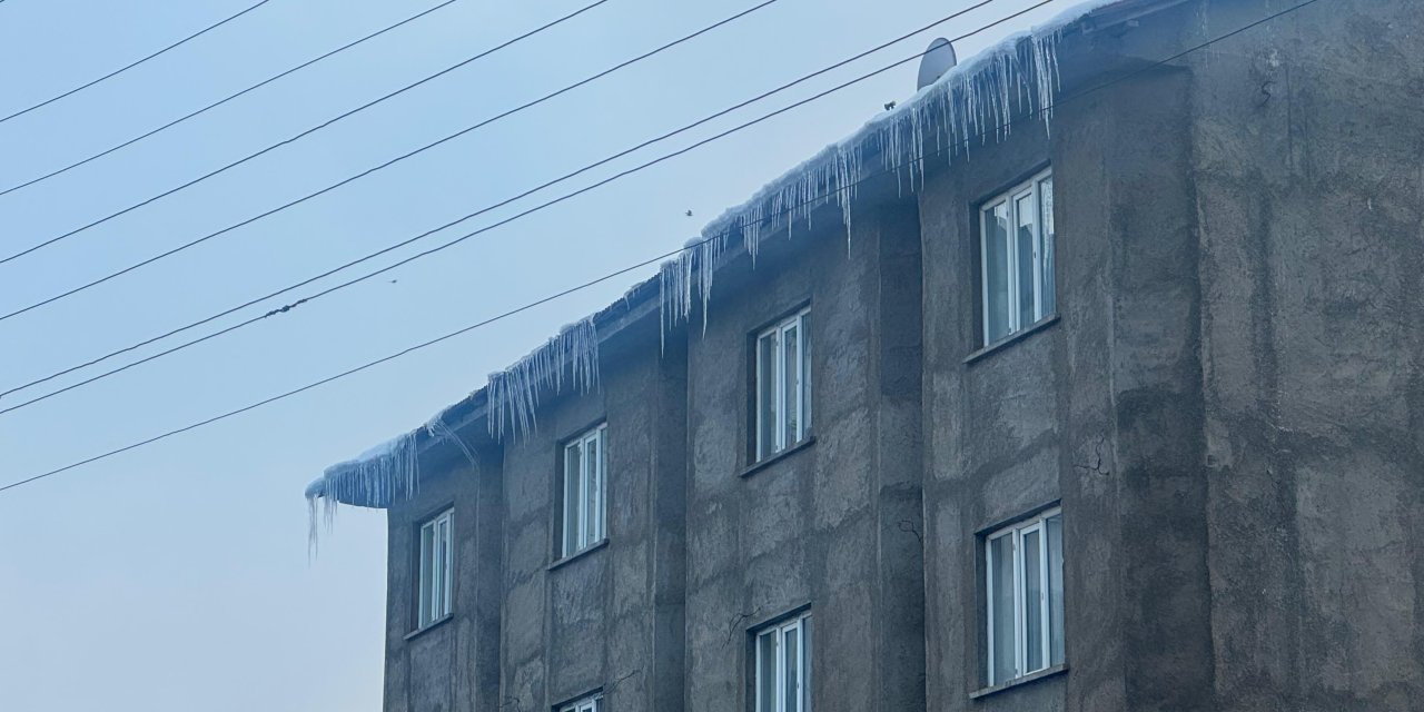 Yüksekova’da çatılarda 1 metrelik buz sarkıtları oluştu