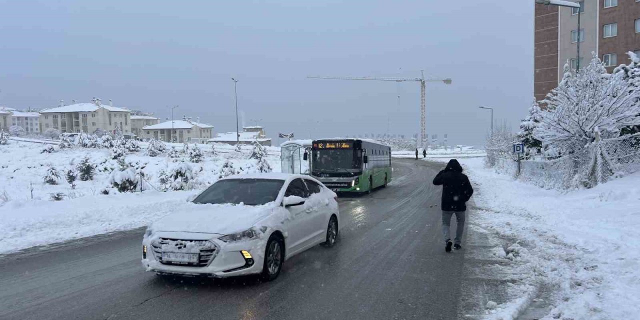 Van’da kar yağışı sonrası uçak seferleri rötar yaptı