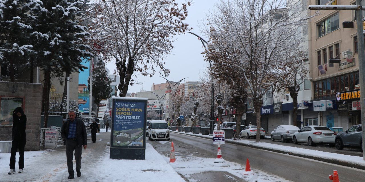 Van'da 90 yerleşim yeri ulaşıma kapandı