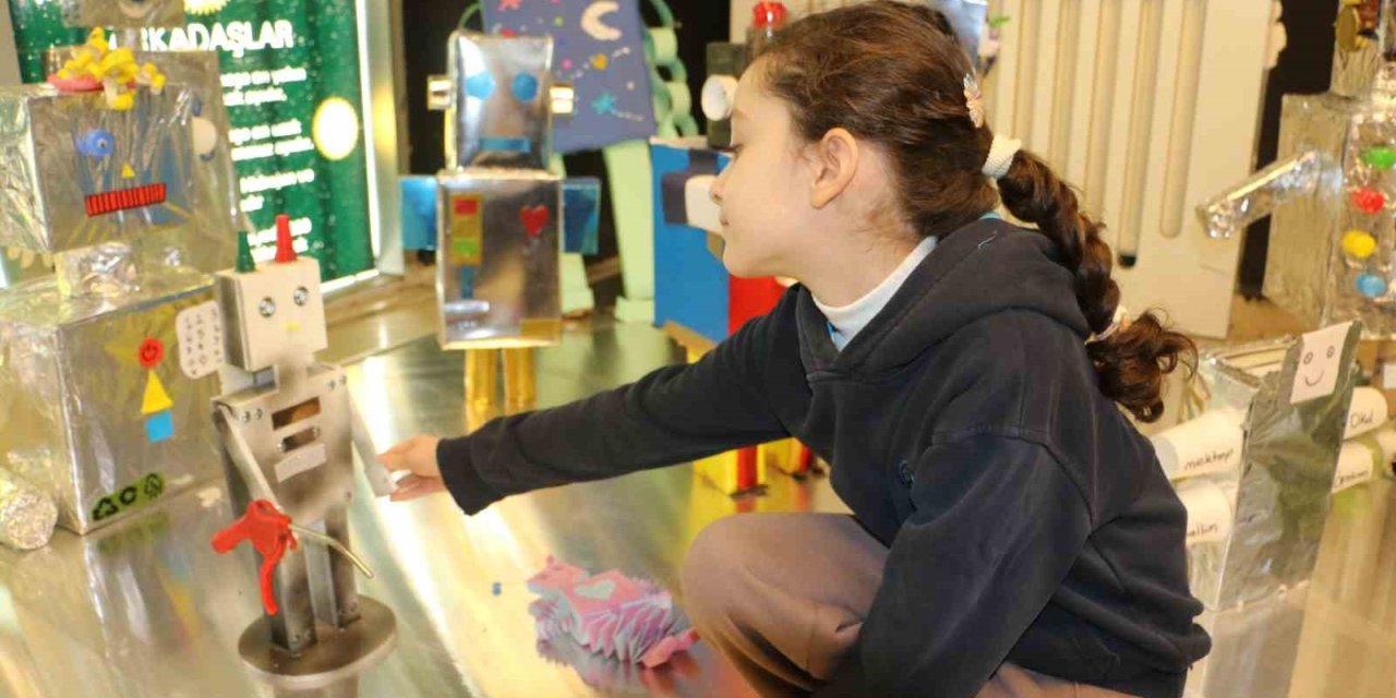 Diyarbakır'da atık malzemelerden robot yapıldı