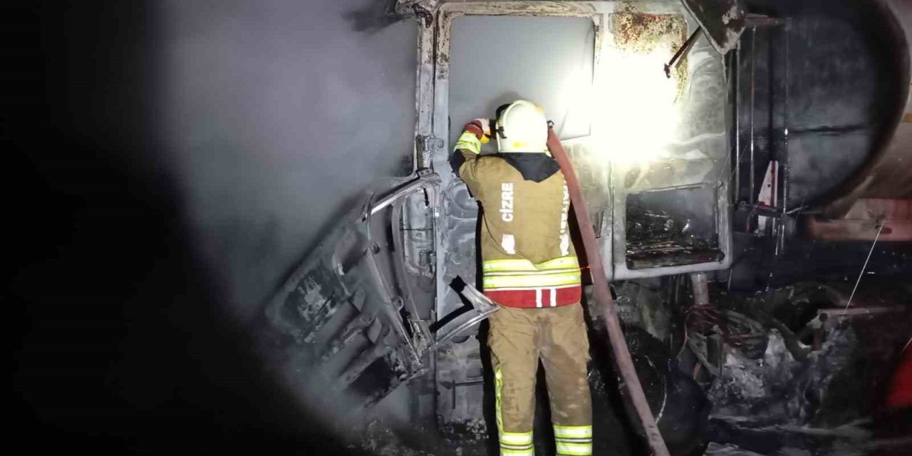 Şırnak’ta seyir halindeki tır alevlere teslim oldu