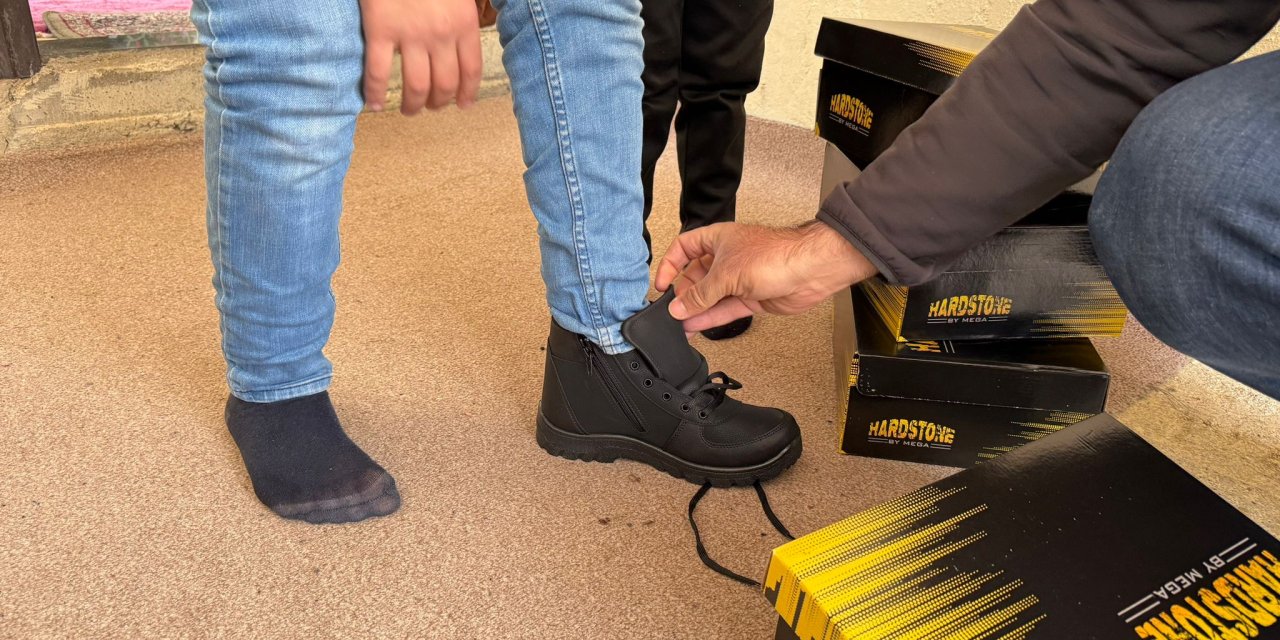 Rumet Aka anısına Yüksekova’da 155 öğrenciye kışlık ayakkabı desteği