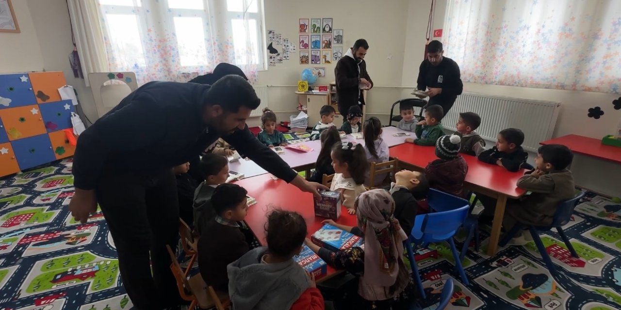 Büyükçiftlik'teki okula zeka oyunu seti ile kırtasiye malzemesi hediye edildi