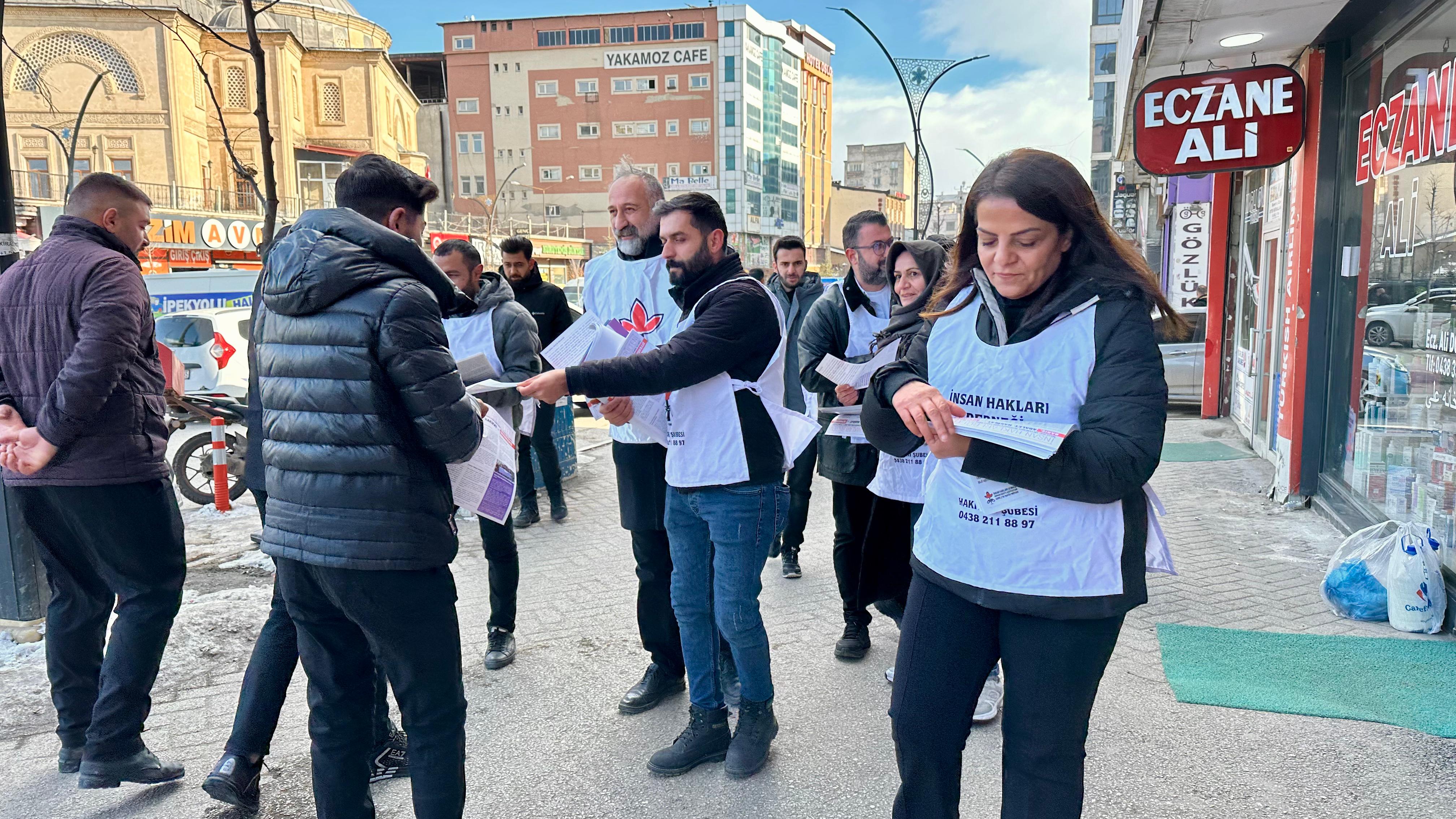 Yüksekova'da İHD Hakkari Şubesi İnsan Hakları Haftası kapsamında broşür ve afiş dağıttı