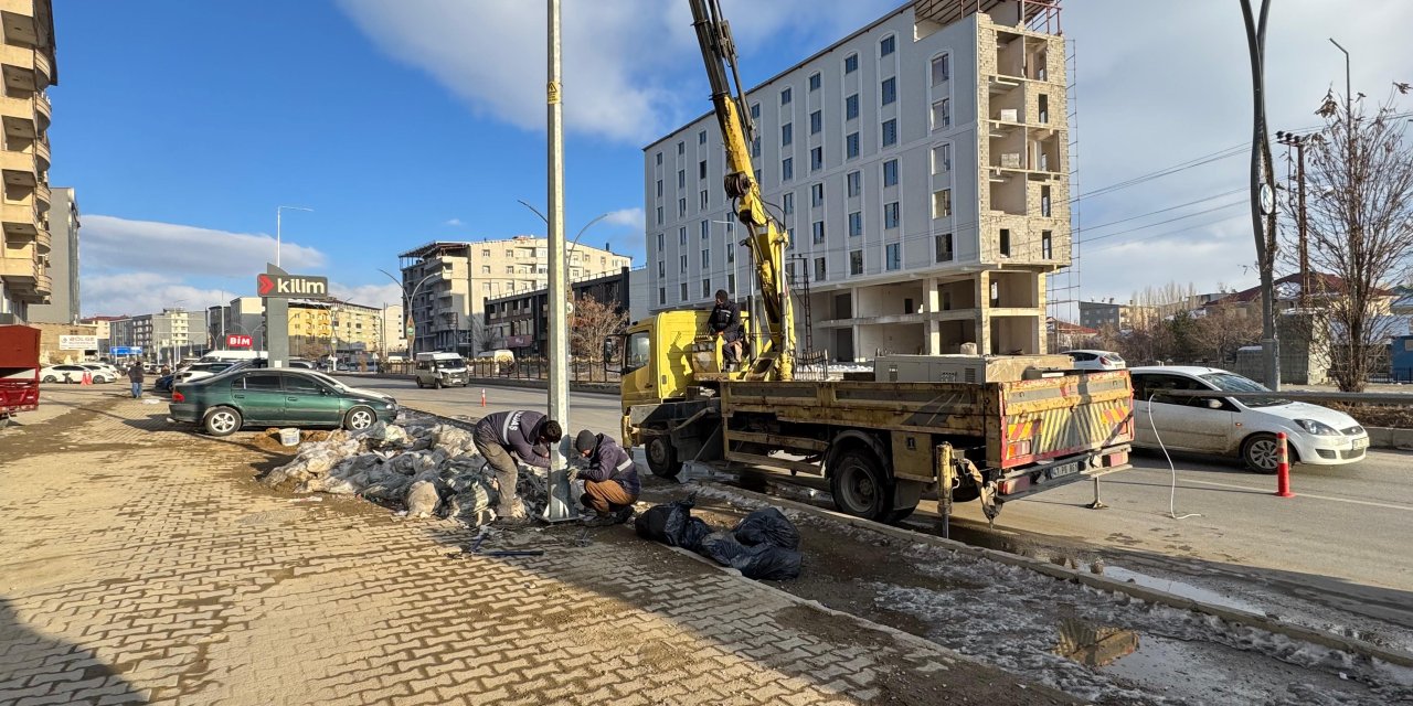 Yüksekova’nın İpekyolu Caddesi’nde aydınlatma ve üstyapı çalışmaları sürüyor
