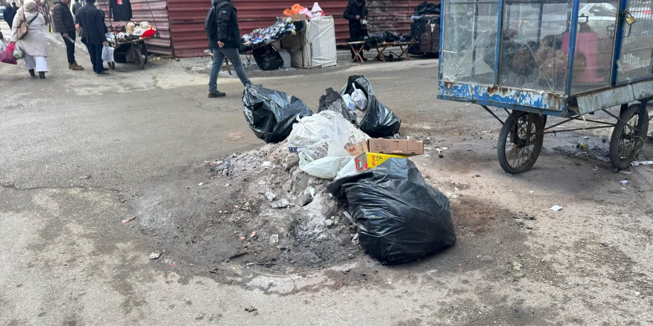 Yüksekova Nedim Zeydan Caddesi’nde kül ve çöp tepkisi