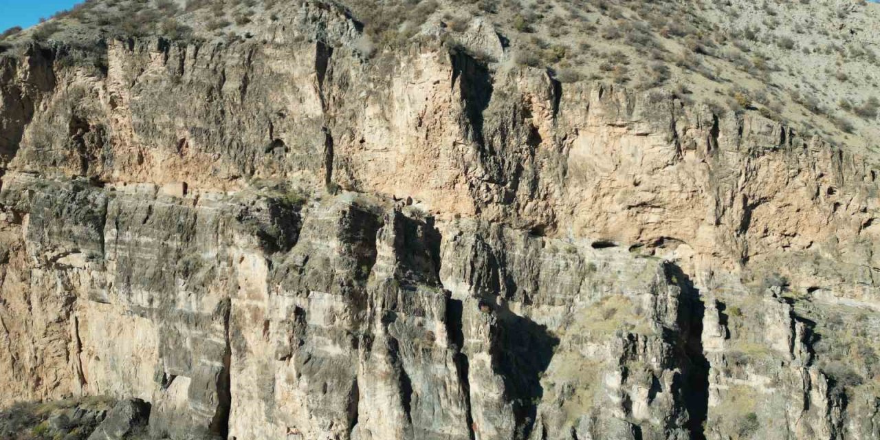 Şırnak'ta kayaların ortasındaki manastır görenleri hayrete düşürüyor
