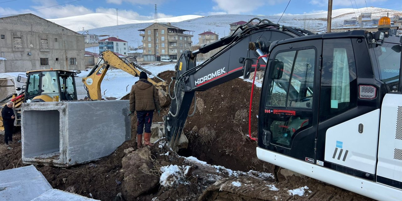 Yüksekova Belediyesi’nden yağışlara karşı altyapı çalışması