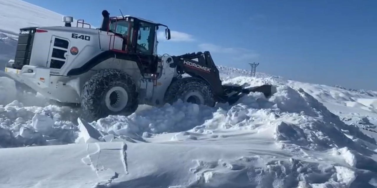 Beytüşşebap'ta tipi, köy yollarını ulaşıma kapattı