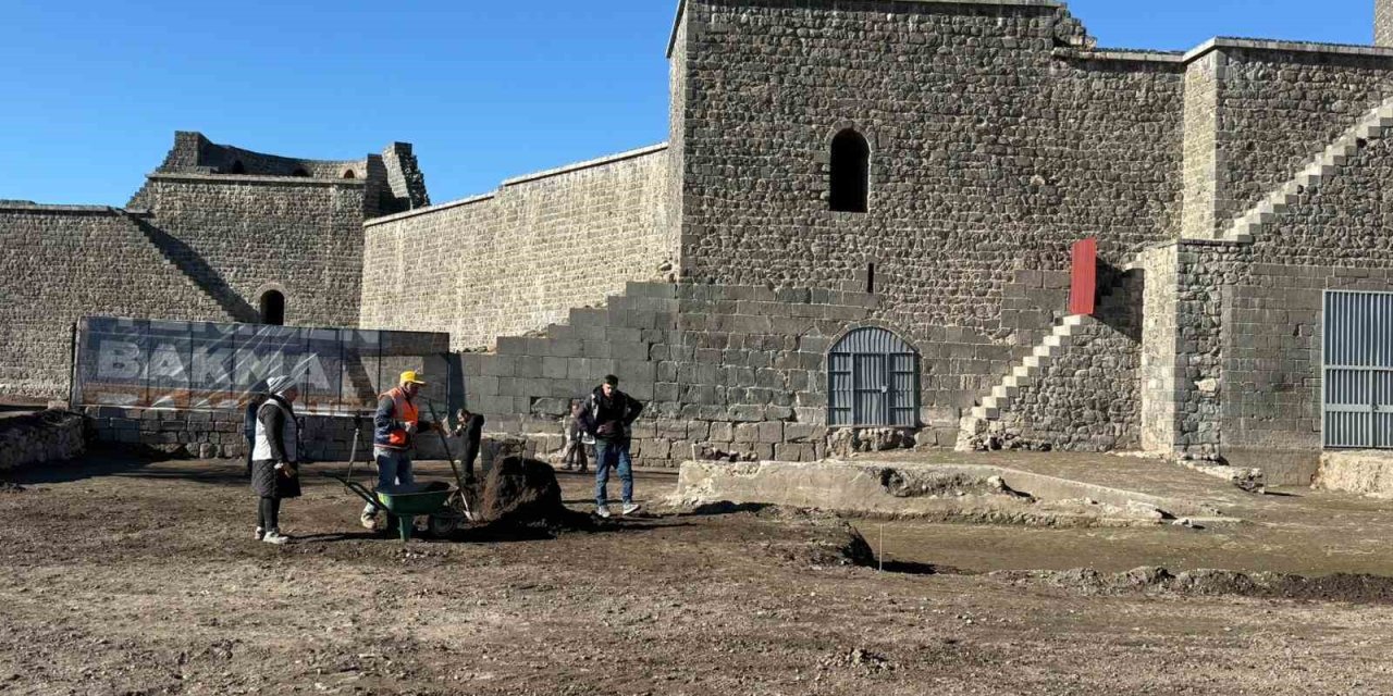 Bir asırdır toprak altında olan Diyarbakır surlarının 1.35 metresi gün yüzüne çıkartıldı