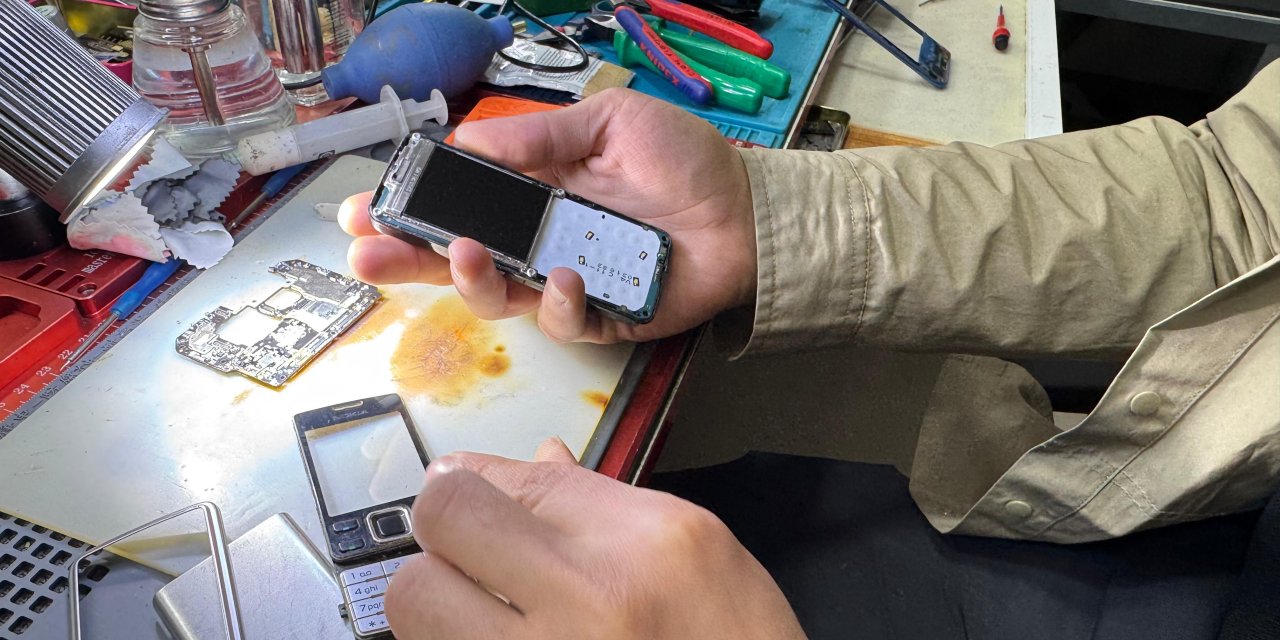 Yüksekova’da yüksek telefon fiyatları vatandaşı tamire yöneltiyor