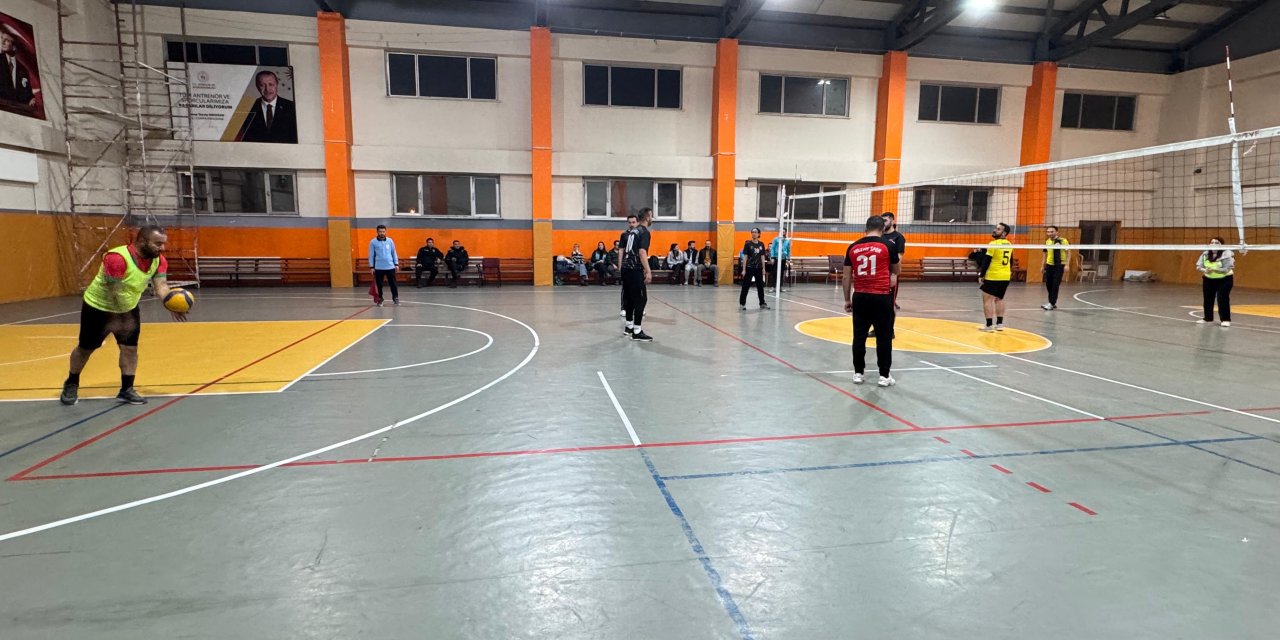 Yüksekova’da Öğretmenler Günü voleybol turnuvasında 22 takım üst tura çıktı