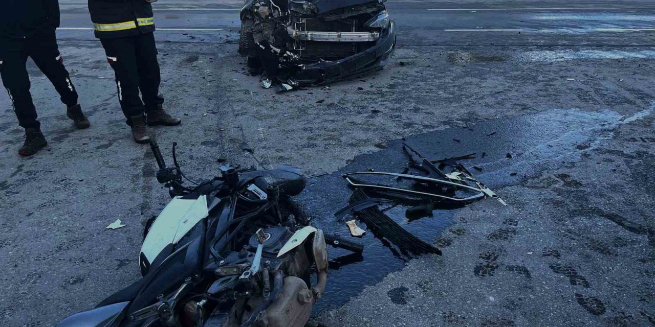 Bitlis’te otomobil ile motosiklet kafa kafaya çarpıştı: 1 kişi yaralandı