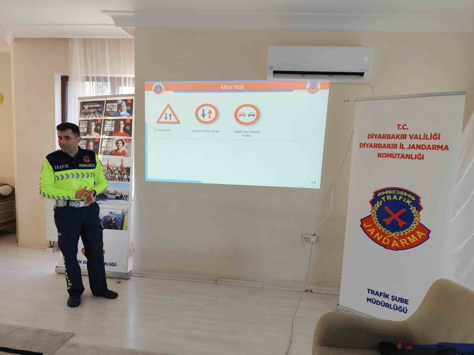 Diyarbakır’da trafik ekipleri emniyet kemeri takmanın önemini anlattı