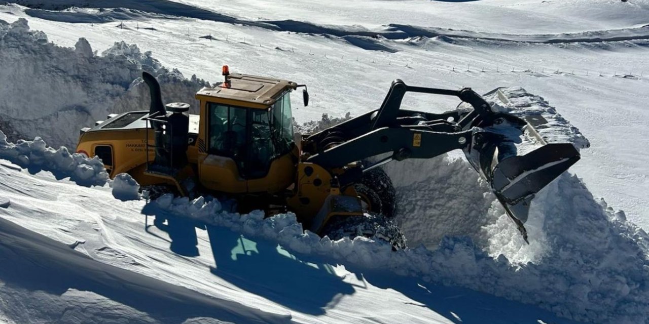 Yüksekova’da kardan kapanan askeri üs bölgelerinin yolları açılıyor