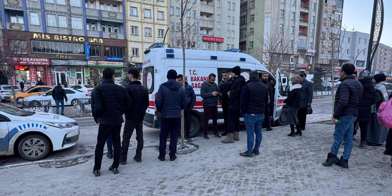 Yüksekova’da geri manevra yapan araç yayaya çarptı