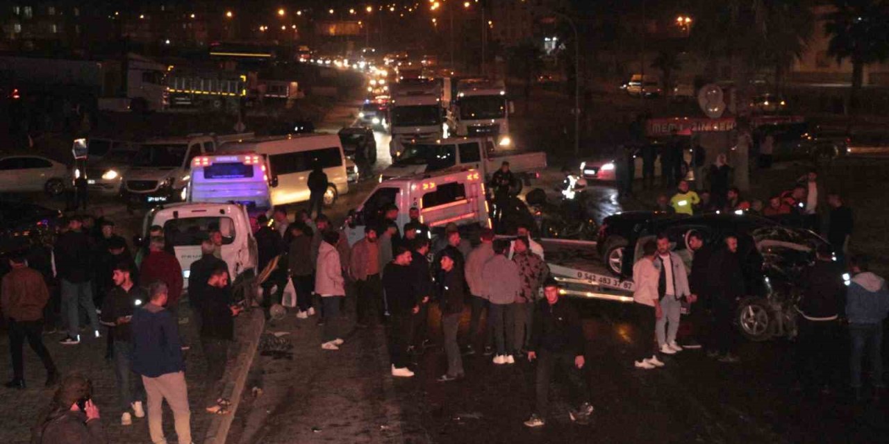 Cizre'de freni boşalan vinç 6 araca çarptı: 7 yaralı