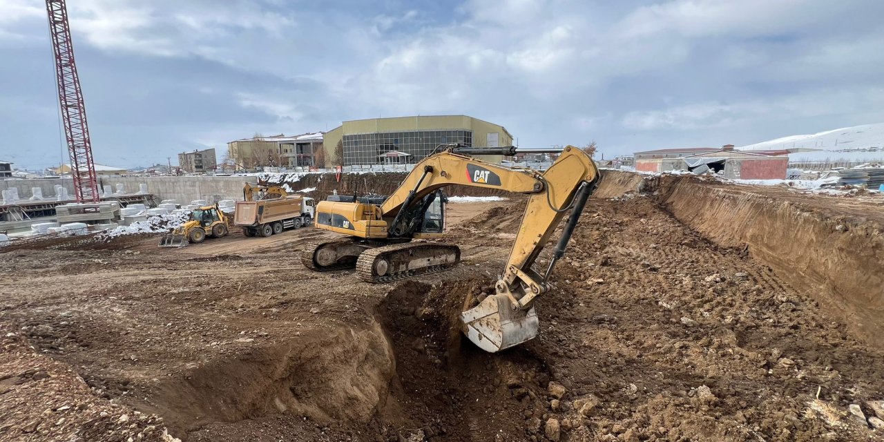 Yüksekova’da soğuk havaya rağmen yeni hastane inşaatında kazı işlemi sürüyor