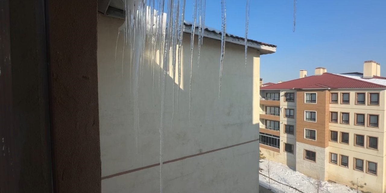 Yüksekova’da buz sarkıtları 2 metreyi geçti