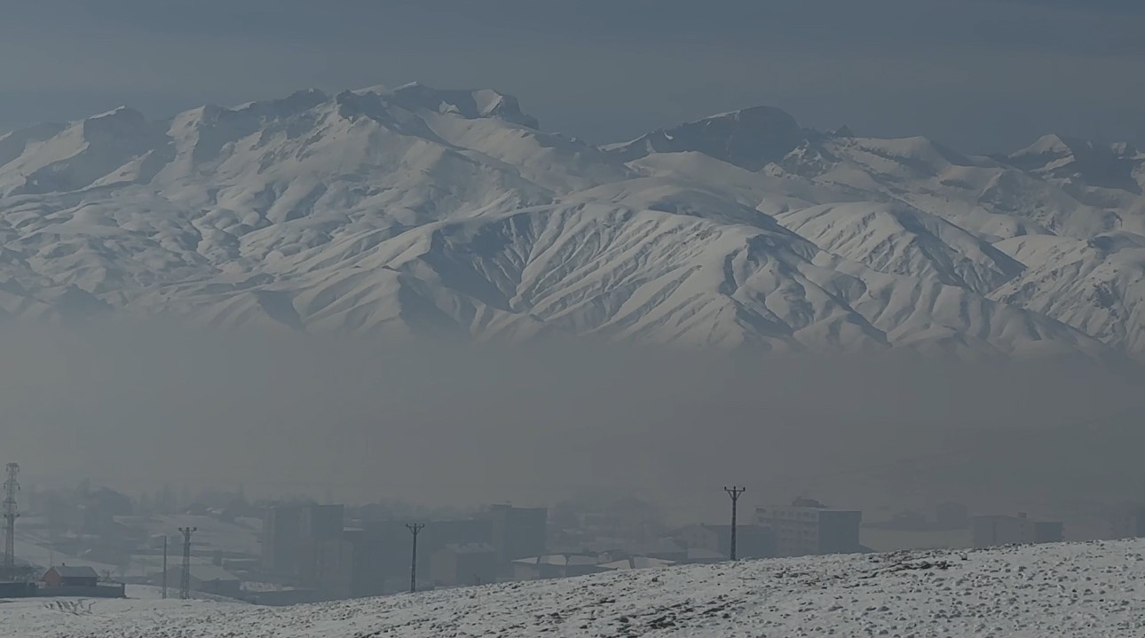Yüksekova sis altında kaldı