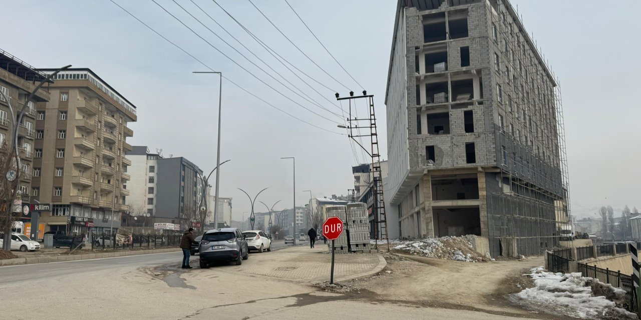 İpekyolu Caddesi’nde elektrik direkleri etap etap kaldırılıyor