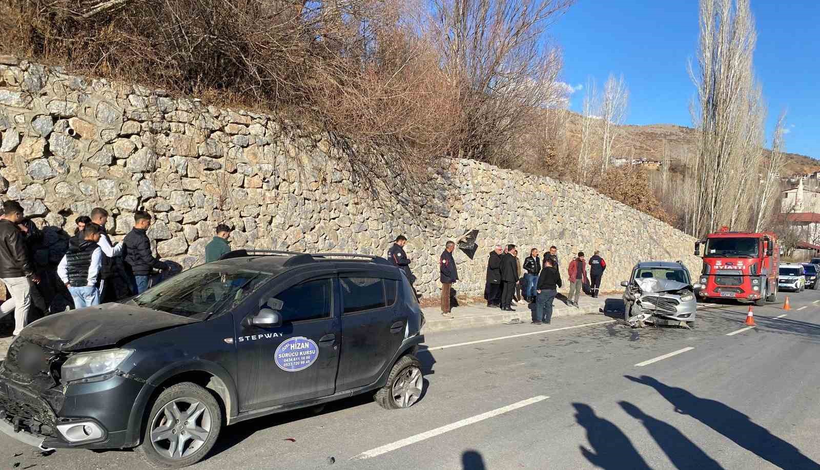 Hizan’da zincirleme kaza: 4 kişi yaralandı