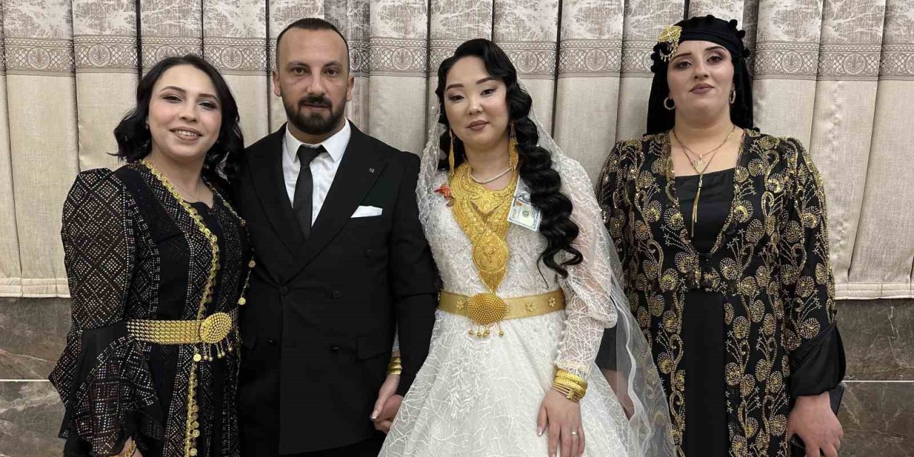 Kırgız gelin ve Yüksekovalı damadın kargoda başlayan aşkı mutlu sonla bitti