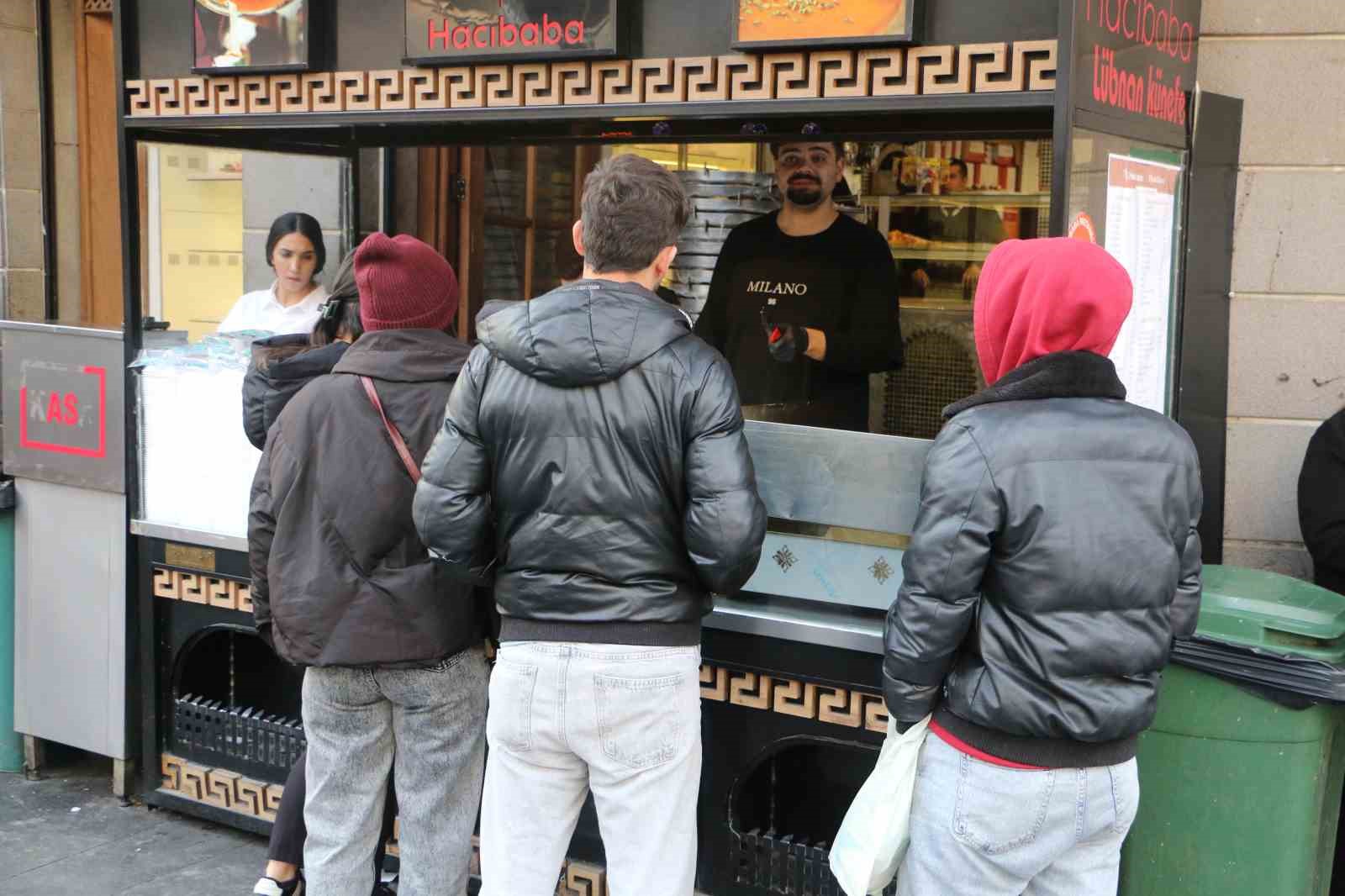 Diyarbakır'ın Sur ilçesindeki turistlerden Lübnan künefesine yoğun ilgi