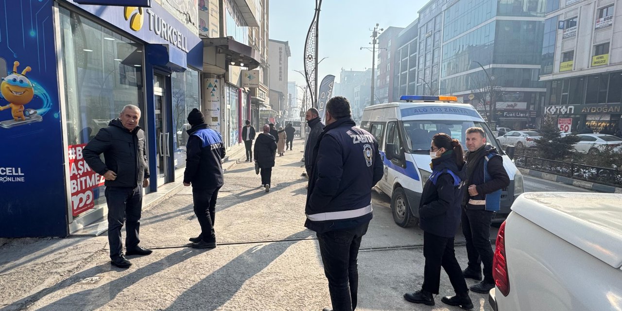 Yüksekova’da kaldırım işgaline zabıta denetimi