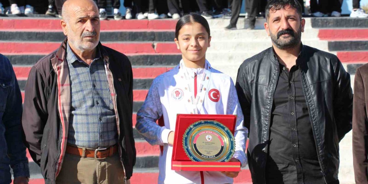 Boksta Avrupa 2.’si olan Cizreli Asmin'e, coşkulu karşılama