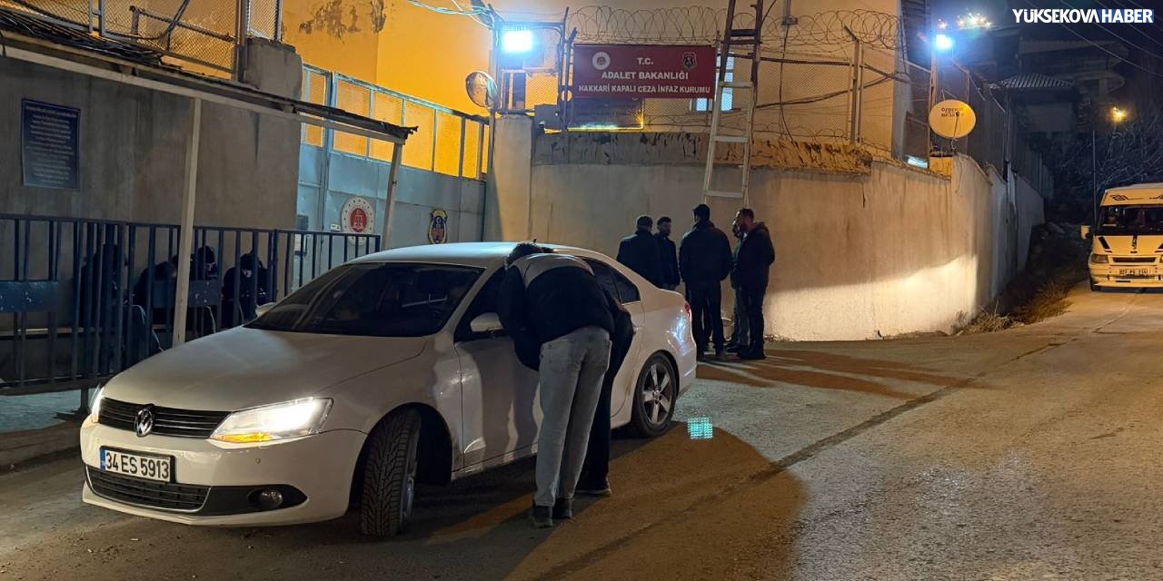 11’inci Yargı Paketi sonrası Hakkari Kapalı Cezaevi önünde ailelerin bekleyişi başladı