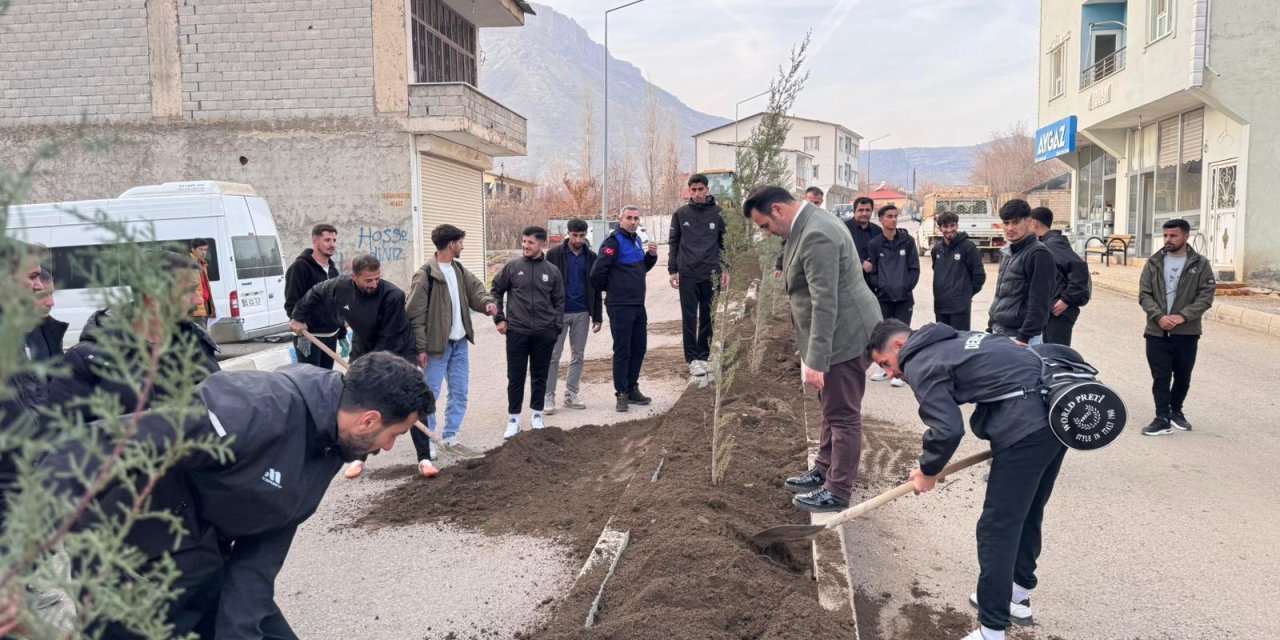 Derecik’te ağaç dikimine sporculardan destek