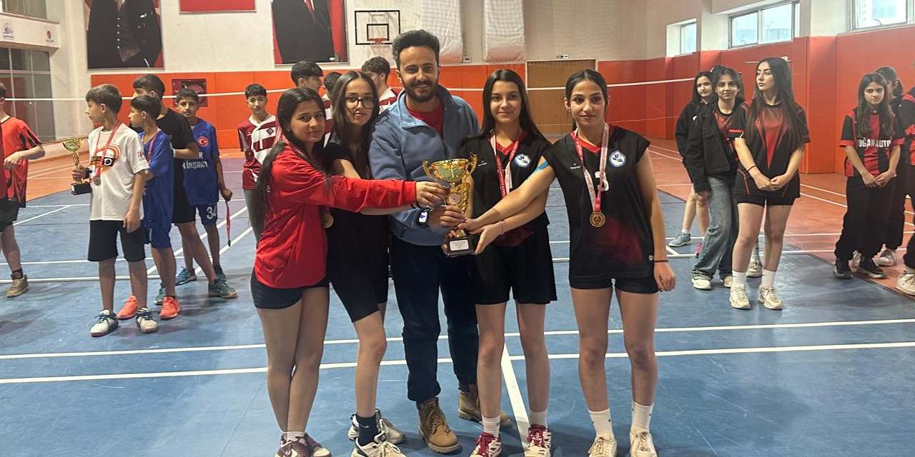 Hakkari’de okul sporları badminton il birinciliği tamamlandı