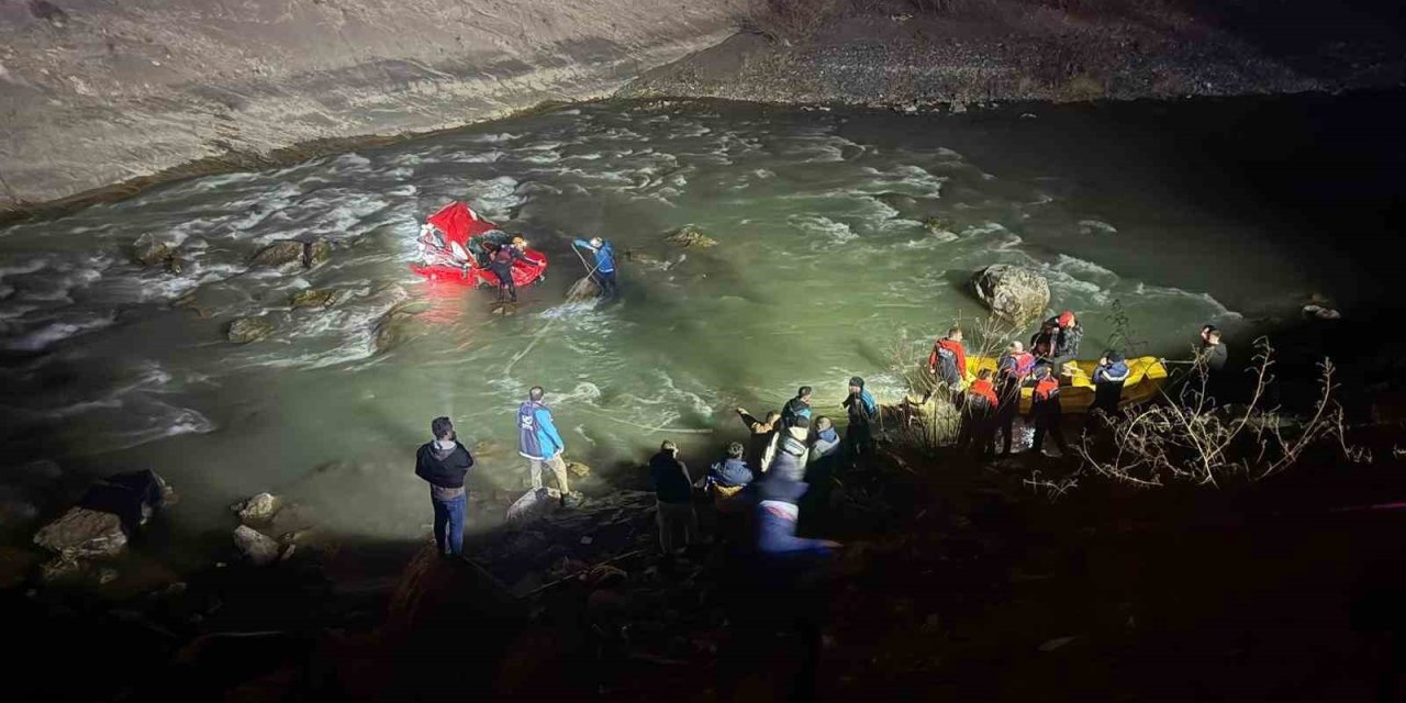 Hakkari’de araç Zap Suyu’na uçtu