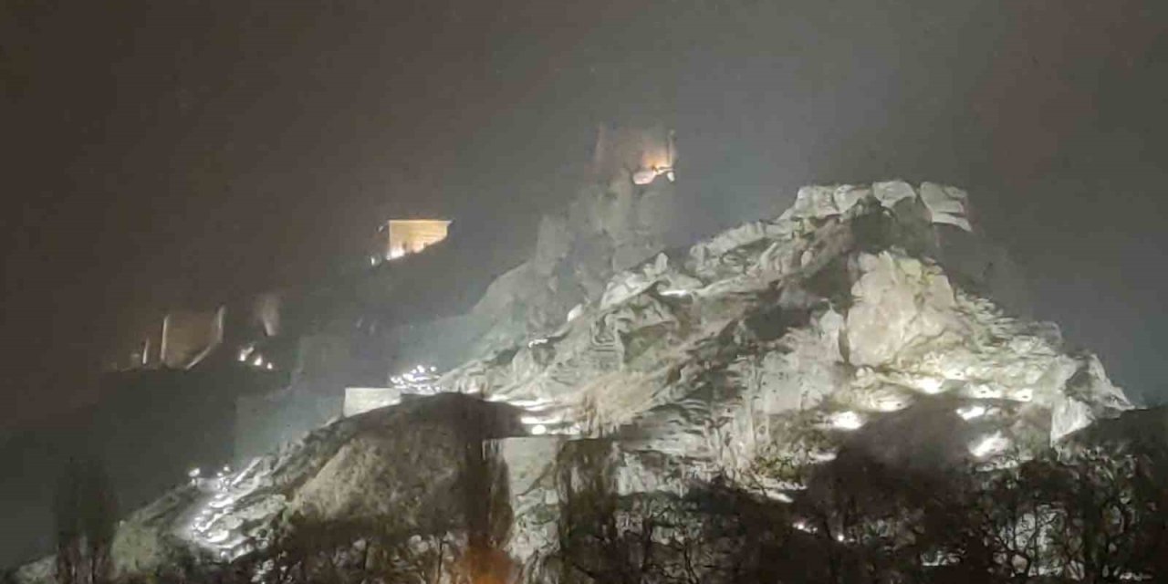 Van’da beklenen kar yağdı