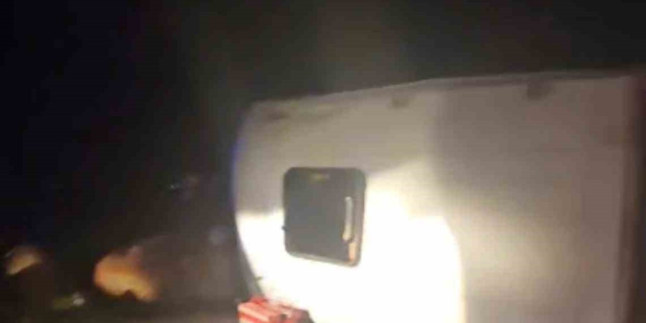 İnşaat işçilerini taşıyan minibüs yan yattı: 16 yaralı