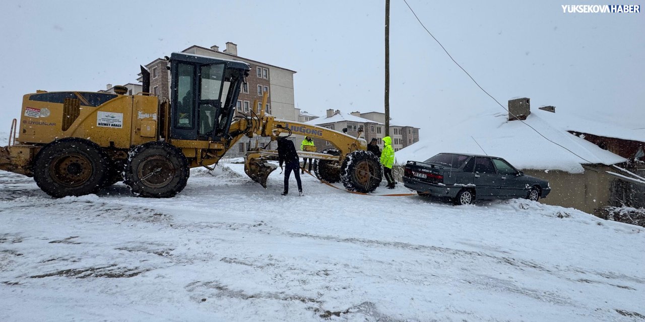 Yüksekova’da aynı güzergâhta 3 ayrı kaza meydana geldi: Araçlarda maddi hasar oluştu