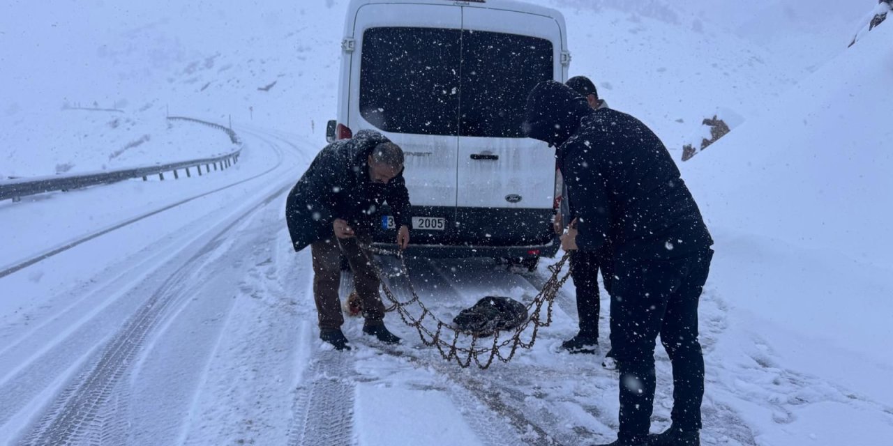 Kar ve tipi Haruna Geçidi’nde ulaşımı durma noktasına getirdi