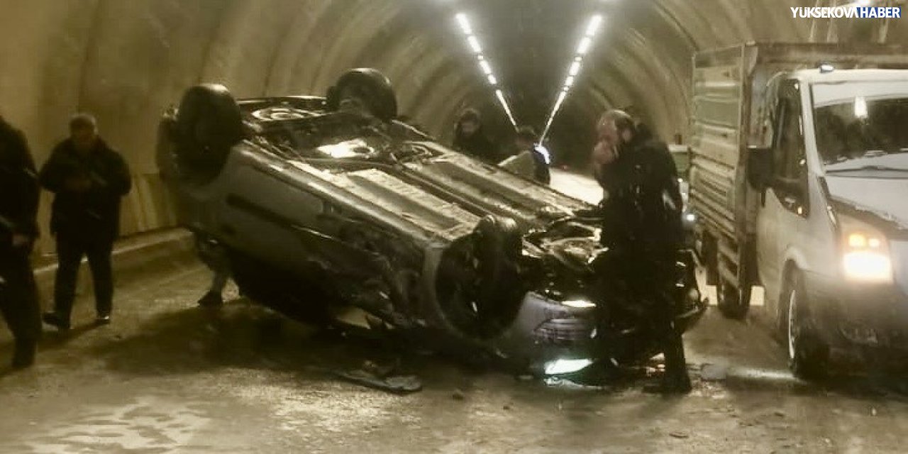 Yüksekova Sarıtaş Tüneli’nde otomobil takla attı: 4 yaralı