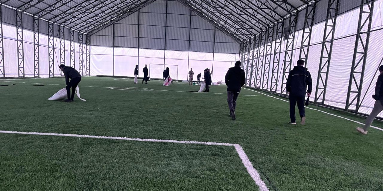 Derecik’te yeni açılan kapalı halı saha kurşunlandı