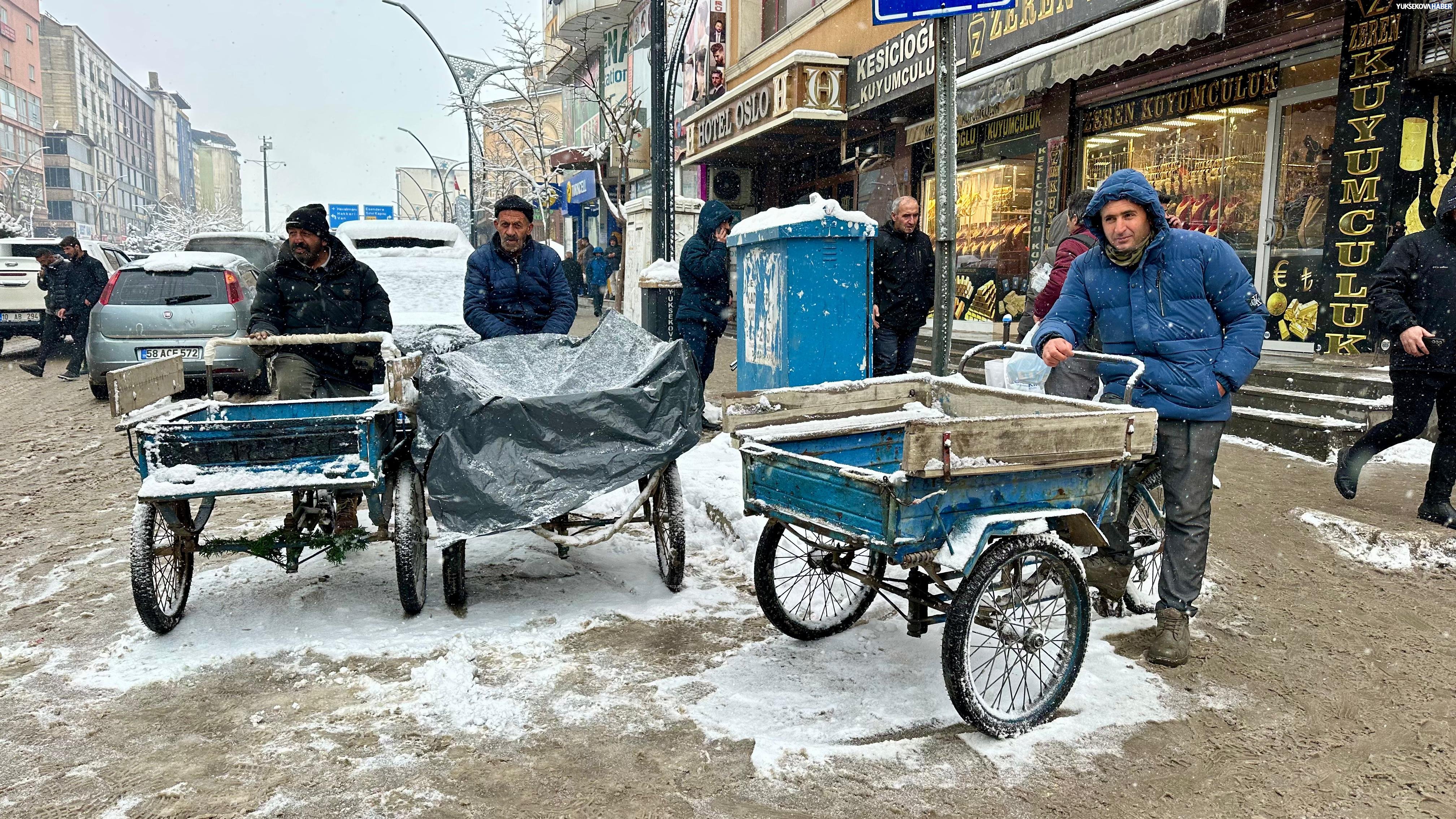 Kışın üç tekerlekli bisikletle geçim mücadelesi: Yüksekova’ya yatırım ve istihdam talebi