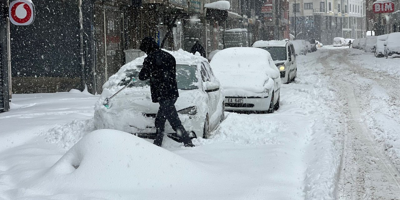 Yüksekova’da araçlar kara gömüldü, yağış etkisini sürdürüyor