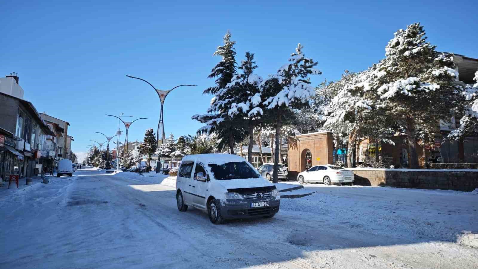 Ahlat’ta 20 köy yolu ulaşıma kapandı