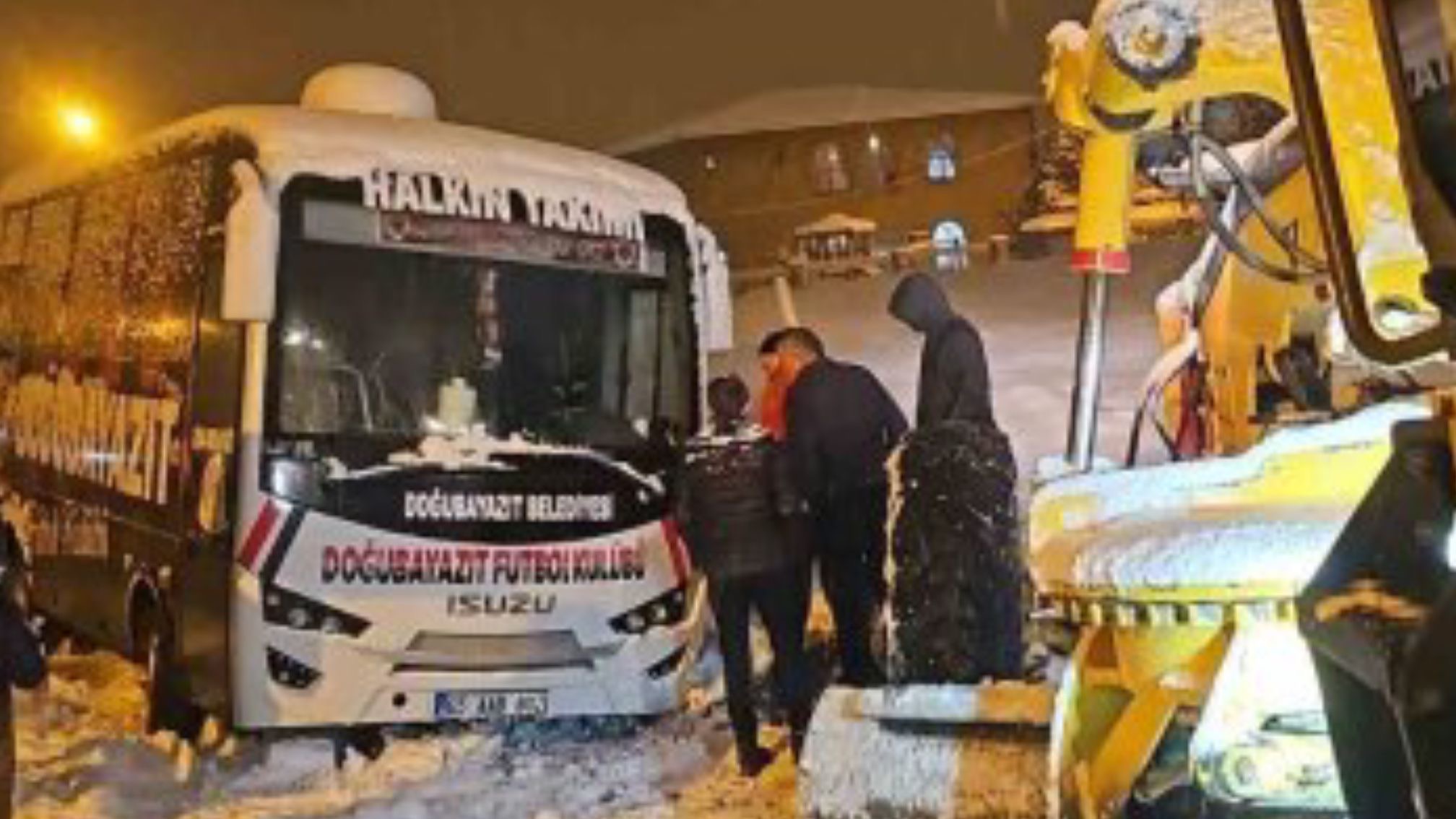 Hakkari’de karda mahsur kalan sporcular ve sağlıkçılar kurtarıldı