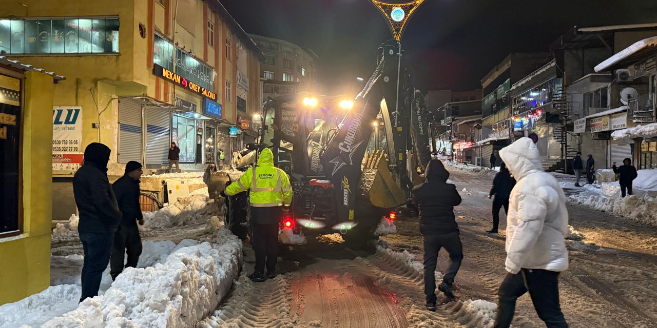 Şemdinli’de gece boyu kar mesaisi