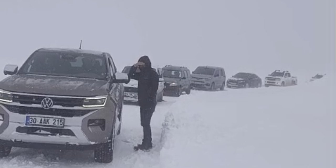 Yüksekova’da tipi ve fırtına nedeniyle 50 araç mahsur kaldı