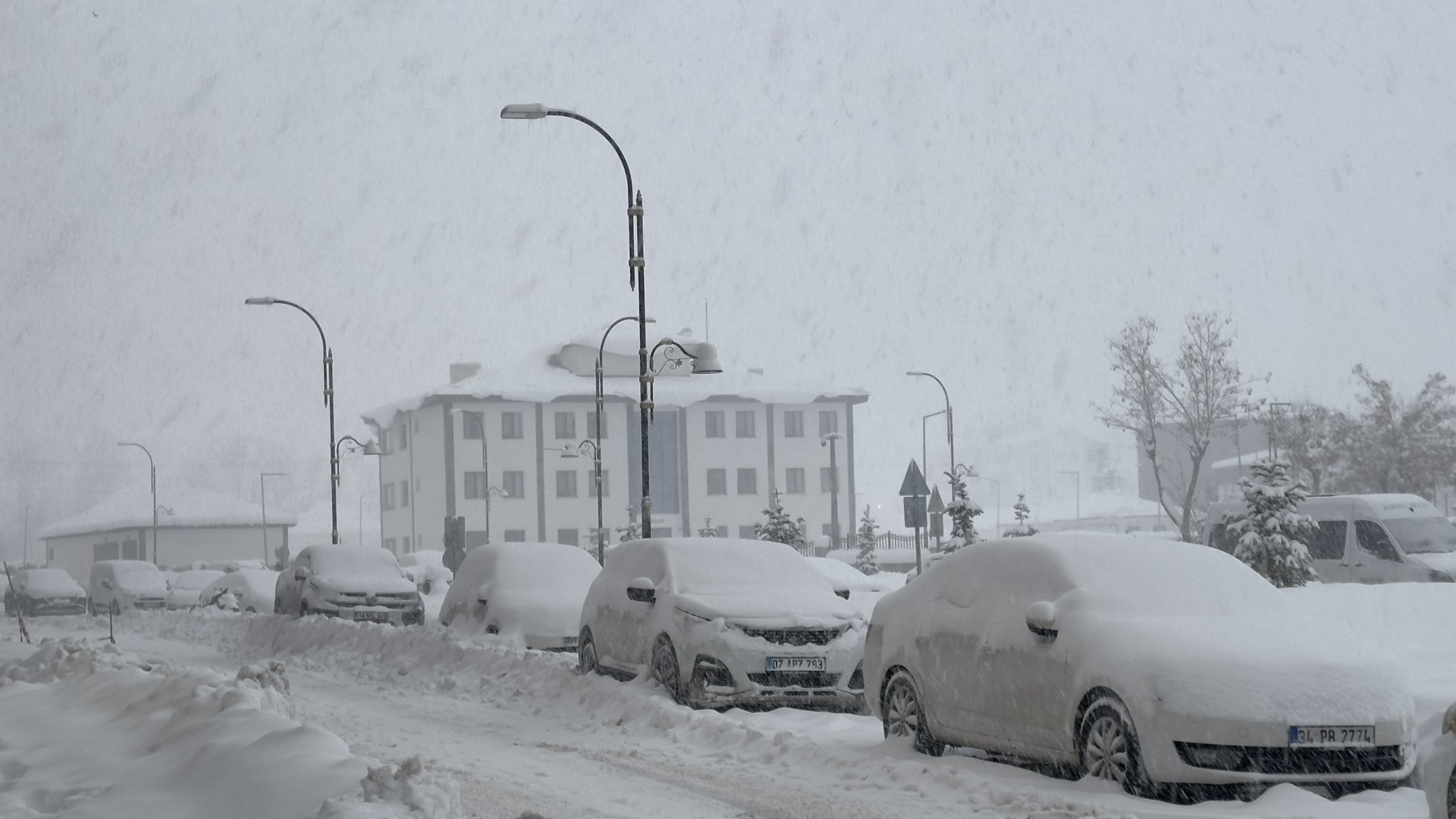 Yoğun kar nedeniyle Yüksekova Belediyesi’nden trafiğe çıkmayın uyarısı