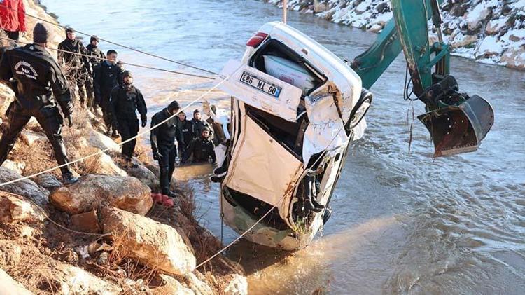 Kanala düşen otomobildeki baba aranıyor, 3 çocuğun cansız bedenine ulaşıldı