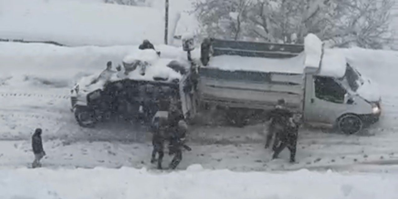Şemdinli’de karda mahsur kalan kamyonete polis zırhlı aracı yardım etti
