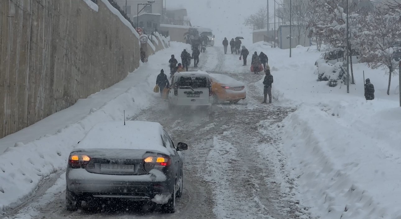 Yüksekova’da tipi ulaşımı durdurdu, yollar yaya doldu